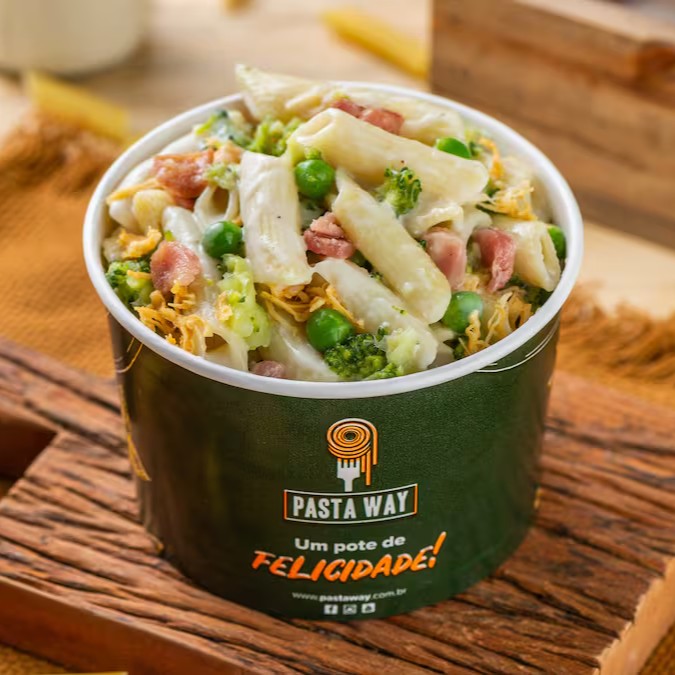 Penne macio e saboroso, coberto com um delicado e suave molho parisiense, feito com frango desfiado, brócolis, bacon e ervilhas, proporcionando uma experiência culinária agradável.
,
**fotos meramente ilustrativas - devido ao acondicionamento em embalagem e transporte o produto poderá não ter a mesma aparência da foto.