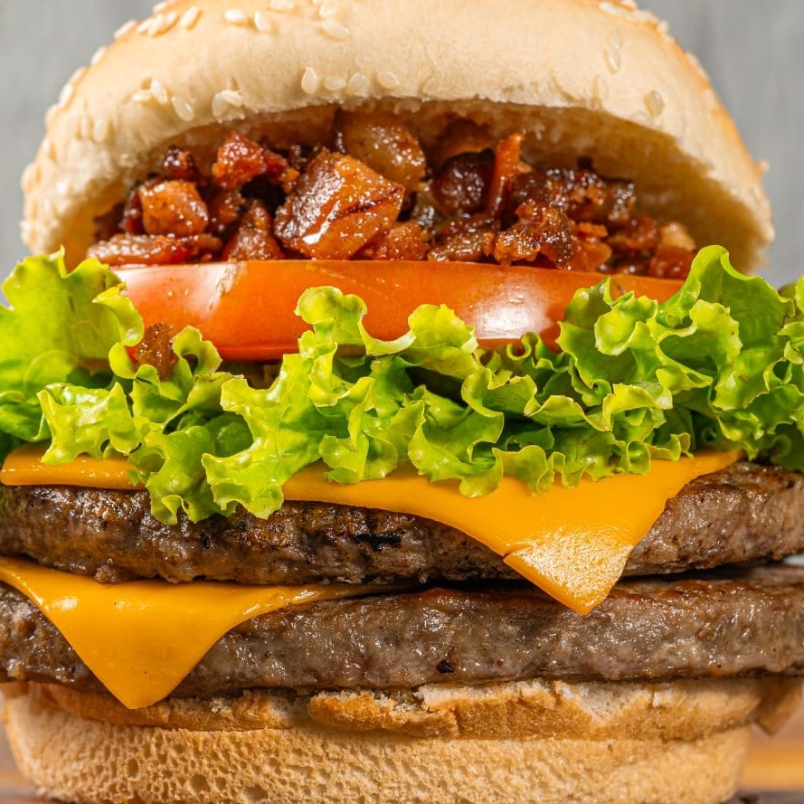 2 Carnes de picanha 120g, 2 queijos, bacon e salada. (Escolha seu molho).