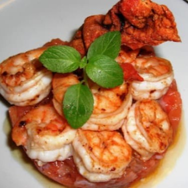 Salmão em cubo com camarão e kani  finalizado oléo de gergelim, gergelim e cebolinha.