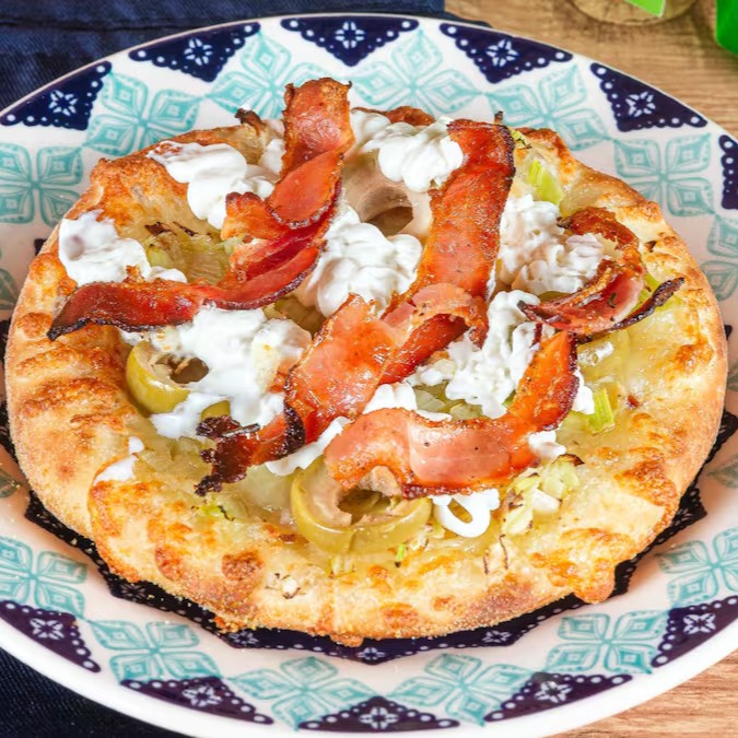 Esfiha Gourmet de Alho-Poró com Bacon Crocante: Recheio de alho-poró, mussarela derretida, cream cheese cremoso e bacon crocante. Uma explosão de sabores irresistível!