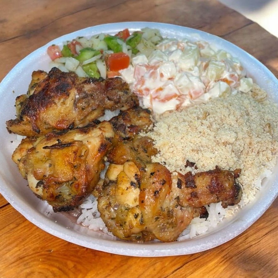 Deliciosa combinação de arroz, feijão e drumet, acompanhada de farofa, maionese e molho a campanha. Uma refeição completa e saborosa que vai te deixar satisfeito!