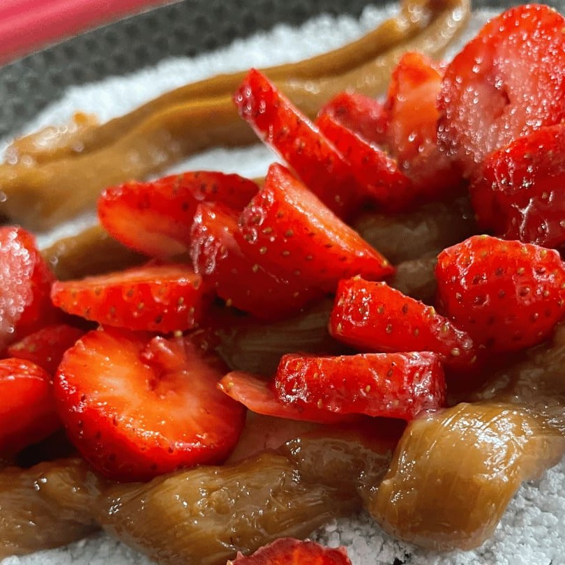 Tapioca de Doce de Leite com Morango A união perfeita entre o sabor intenso do doce de leite e a leveza dos morangos fresquinhos. Uma tapioca doce, cremosa e equilibrada, ideal para quem ama sobremesas com aquele toque especial de carinho e sabor!   Peça agora e se apaixone por cada mordida!