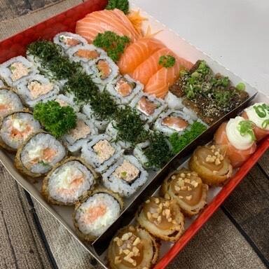 4 sashimi de salmão, 2 joy iladelfia, 3 sushi skin, 3 sushi salmão, 6 uaramaki skin, 6 uramaki boston, 6 uramaki filadelfia, 6 hot filadelfia. E uma sobremesa !!                #sashimi #sushi