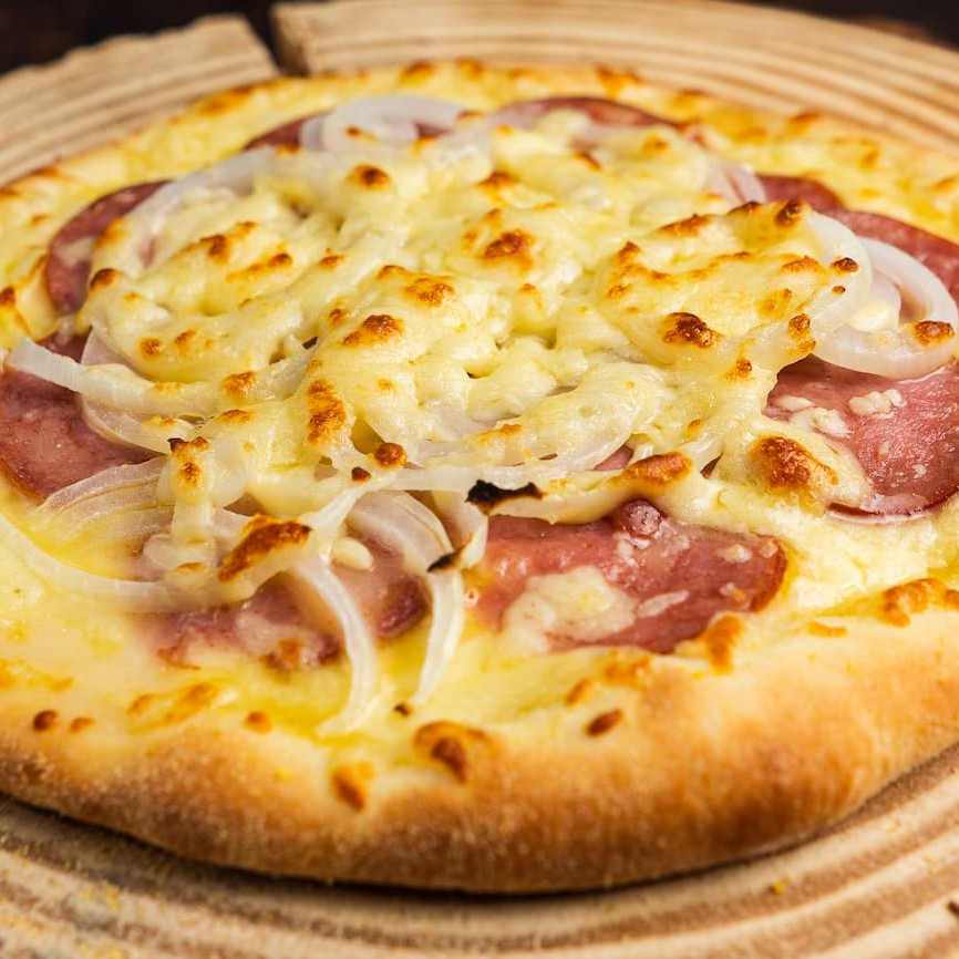 Queijo muçarela,calabresa e cebola. Tamanho : 20 cm.