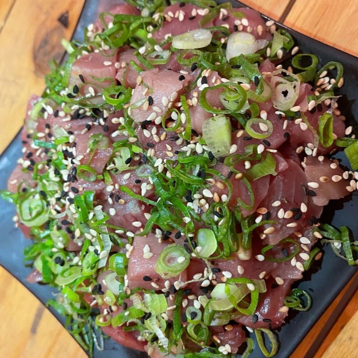 Saladinha de atum em cubos temperados.