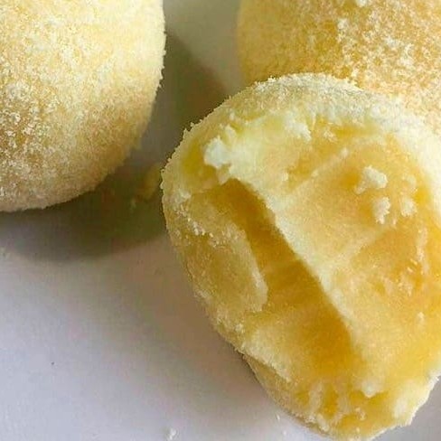 Delicioso brigadeiro de Ninho finalizado com leite Ninho Peso aprox 16g