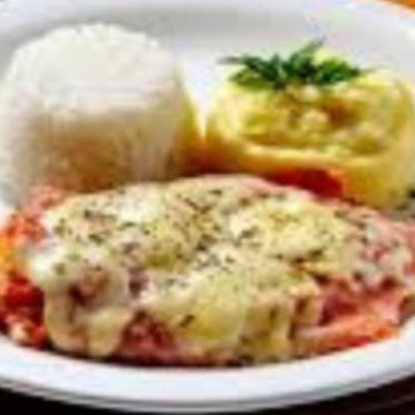Delicioso filé de frango a parmegiana acompanhado de arroz, feijão, farofa e purê de batata.
