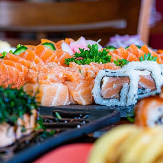 15 sashimis de salmão  10 niguiris de salmão  5 uramaki de salmão creame chessee  8 hossomaki de salmão 2 Joy de salmão