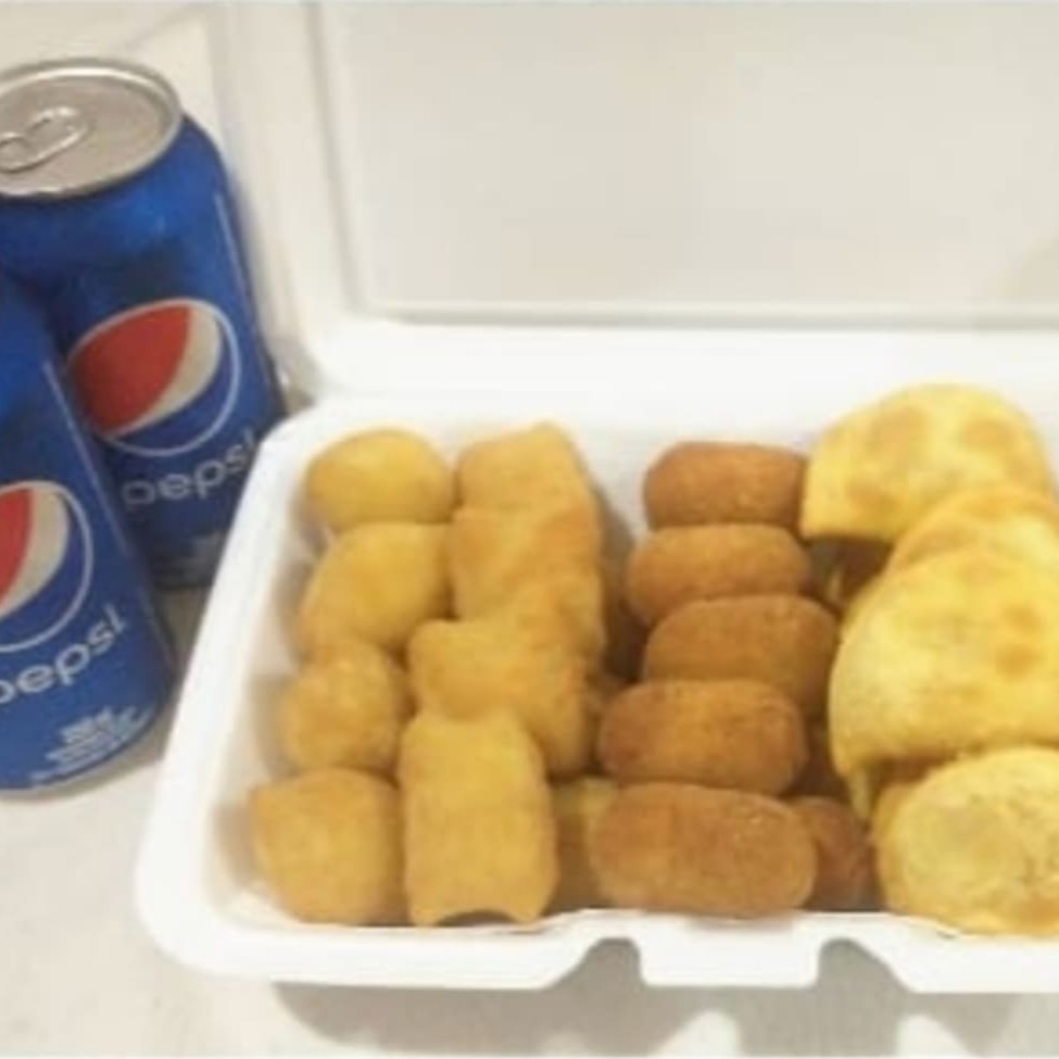 São 20 salgadinhos(fritos)+5 churros recheados+1 Pepsi lata 350 ml escolha 4 opções R$ 33,99