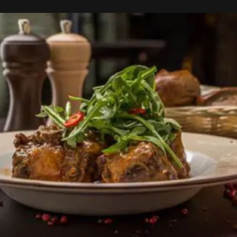 Rabada Desossada com Agrião e Batatas, tempero caseiro! Nossos pratos vão sem ossos, sem peles, sem excesso de gorduras, sem nervos, sem “pelancas”, enviamos apenas a carne desfiada e desossada, o cliente não tem perda alguma! Trabalhamos com as melhores carnes do mercado, para levar a melhor experiência para nossos clientes! Aprox. 600g  Serve até 2 pessoas