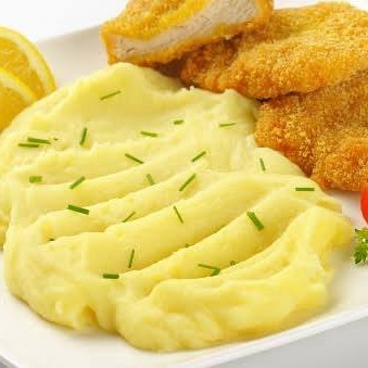 Este delicioso prato é especialmente dedicado 'Para quem Ama frango'. Composto por suculentos nuggets de frango, crocantes por fora e macios por dentro. Acompanha um cremoso e aveludado purê de batatas, preparado à perfeição. Junto a isso, temos uma refrescante salada de alface, fresca e crocante. Para completar, oferecemos um tradicional e reconfortante arroz com feijão, preparados com carinho e sabor. Uma combinação que agrada a todos, oferecendo uma refeição completa e balanceada.
