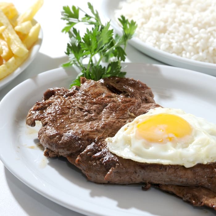 Acompanha: Batata frita, farofinha, arroz e feijão
