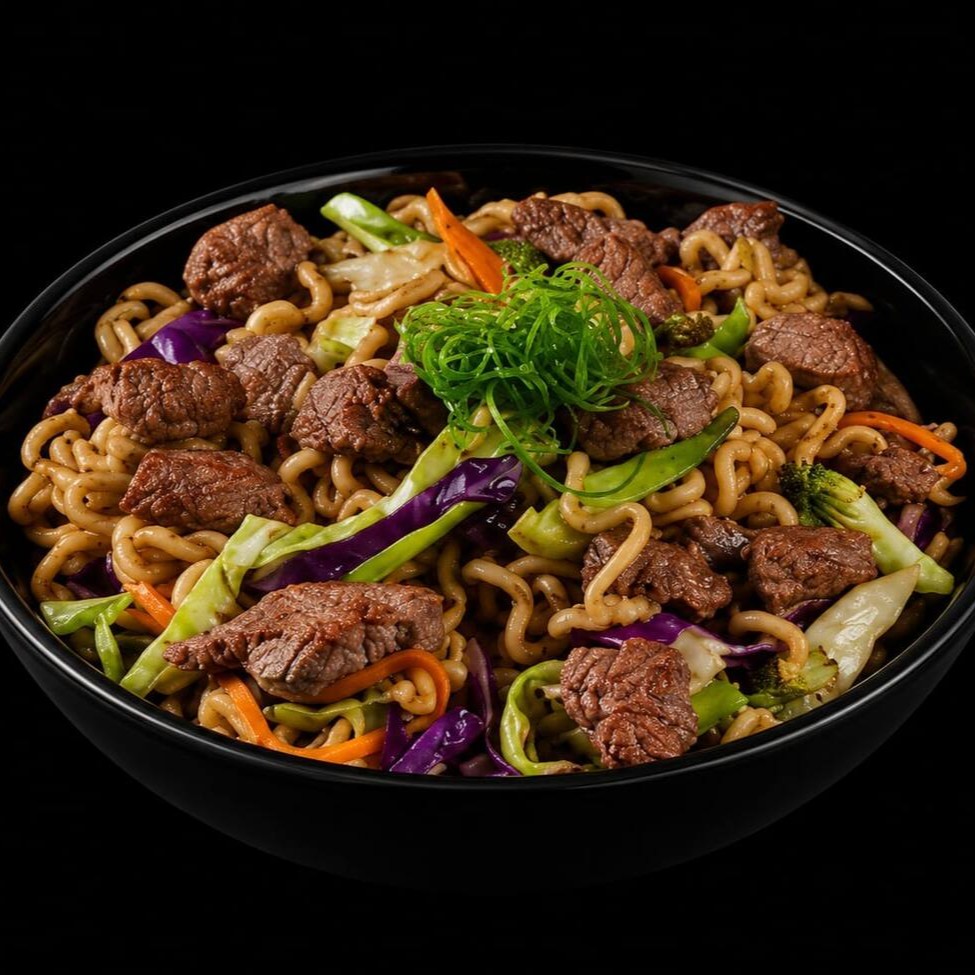 Macarrão oriental, carne, repolho roxo, repolho verde, cenoura e temperos especiais.