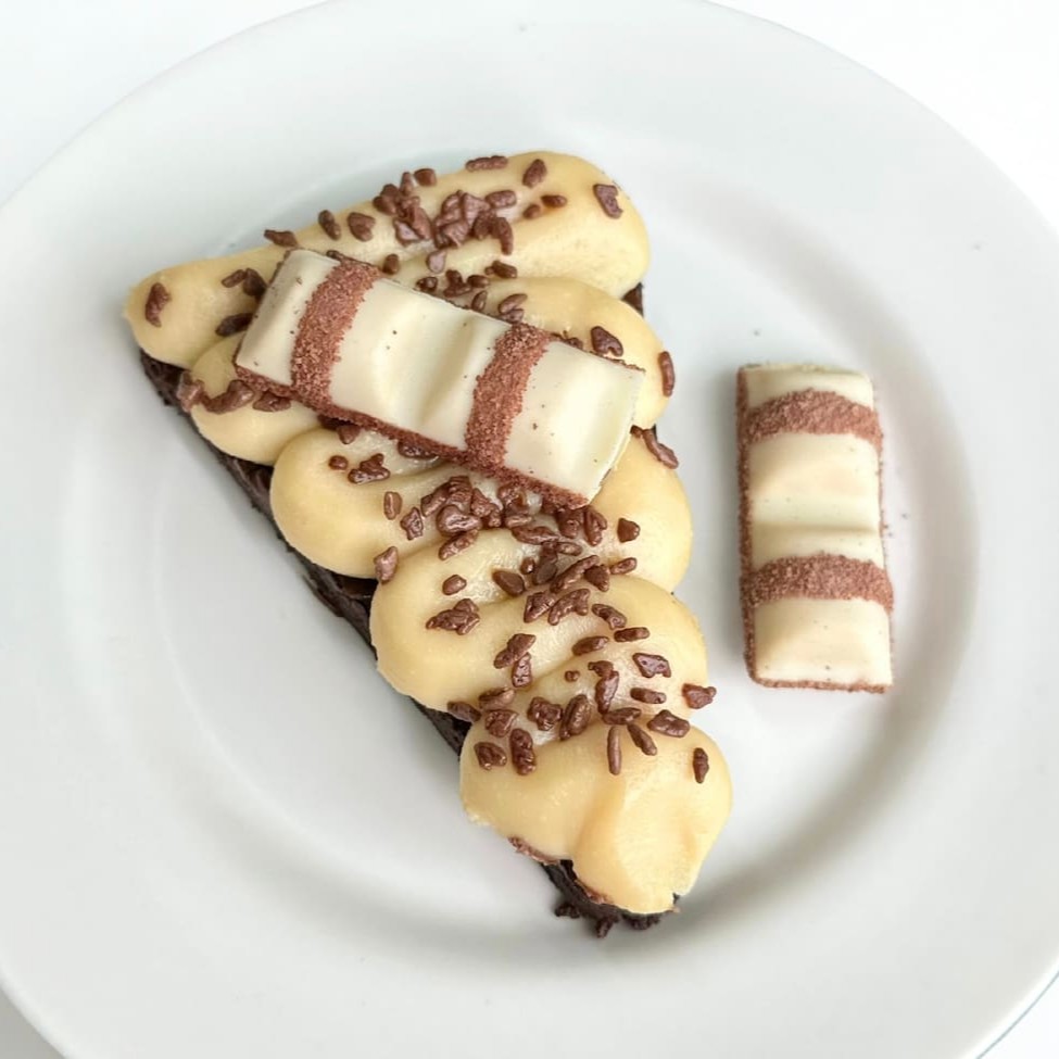 Com base do nosso Bendito Brownie recheada com brigadeiro cremoso de Ninho e finalizada com granulado em flocos e Kinder Bueno!  --------------- Com base do nosso Bendito Brownie recheada com brigadeiro cremoso de Ninho e finalizada com granulado em flocos e Kinder Bueno!  ----------------- bolo ,  tortanopote ,  morango , cenoura , chocolate ,  taxagratis ,  promoção , doce , sobremesa ,  bolocaseiro ,  delivery ,  confeitaria , cafeteria , mousse , brigafeiro , doce , brownie , churros , copo da felicidade , brigadeiro , entregarapida , combo , doceria ,  gostoso , fatiabrownie , kinderbueno