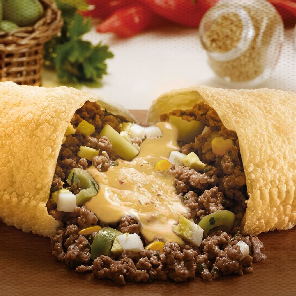 Deliciosa massa crocante, recheada de carne moída suculenta, azeitona, milho, ovo e queijo muçarela Tamanho 19,5 X 14,5 Cm