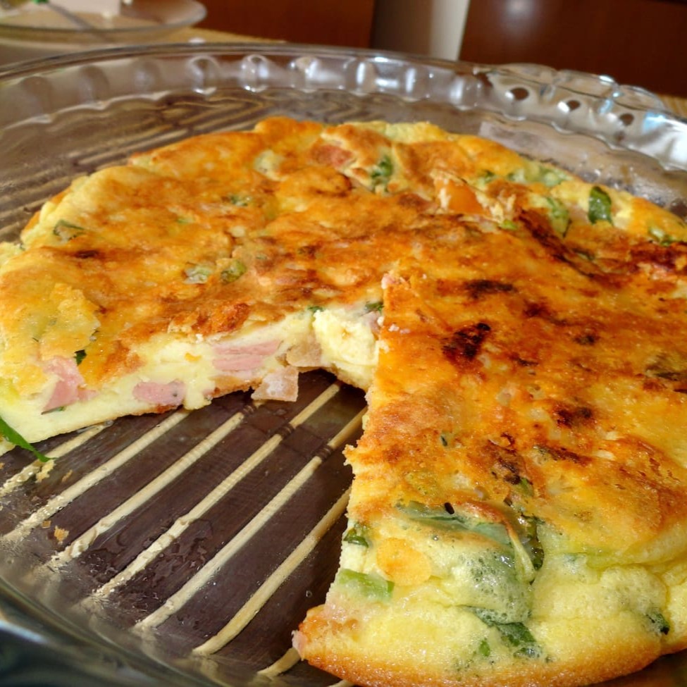 Ovos, tomate fresco , cebola fresca , pimentão fresco, queijo e presunto.