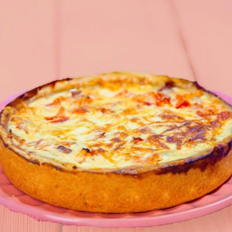 Uma porção individual clássica e irresistível! Massa leve e amanteigada, recheada com calabresa dourada e um toque especial de temperos que deixam cada mordida inesquecível. Perfeita para quem ama um sabor marcante!