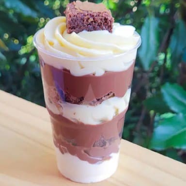 Contem: Mousse de Ninho, Creme de Ninho, Creme de Chocolate, pedaços de brownie e Nutella. (Peso aproximado 350gr)