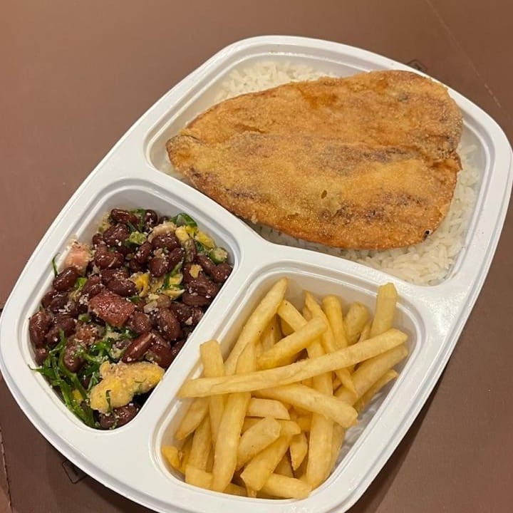 File de frango empanado acompanha arroz, feijão tropeiro com fritas ou salada