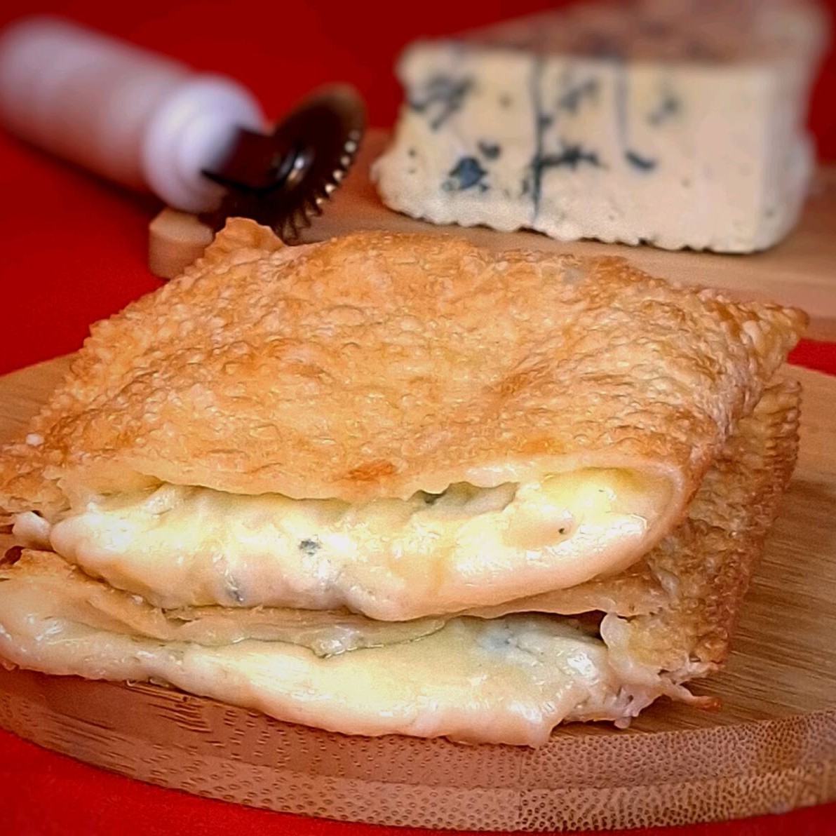 Mussarela, Catupiry, Provolone e Queijo Gorgonzola. Pastel pra quem gosta de sabor intenso***  Nossa massa de 21cm cortada larga, não é pastel fininho para fingir que é bem recheado!