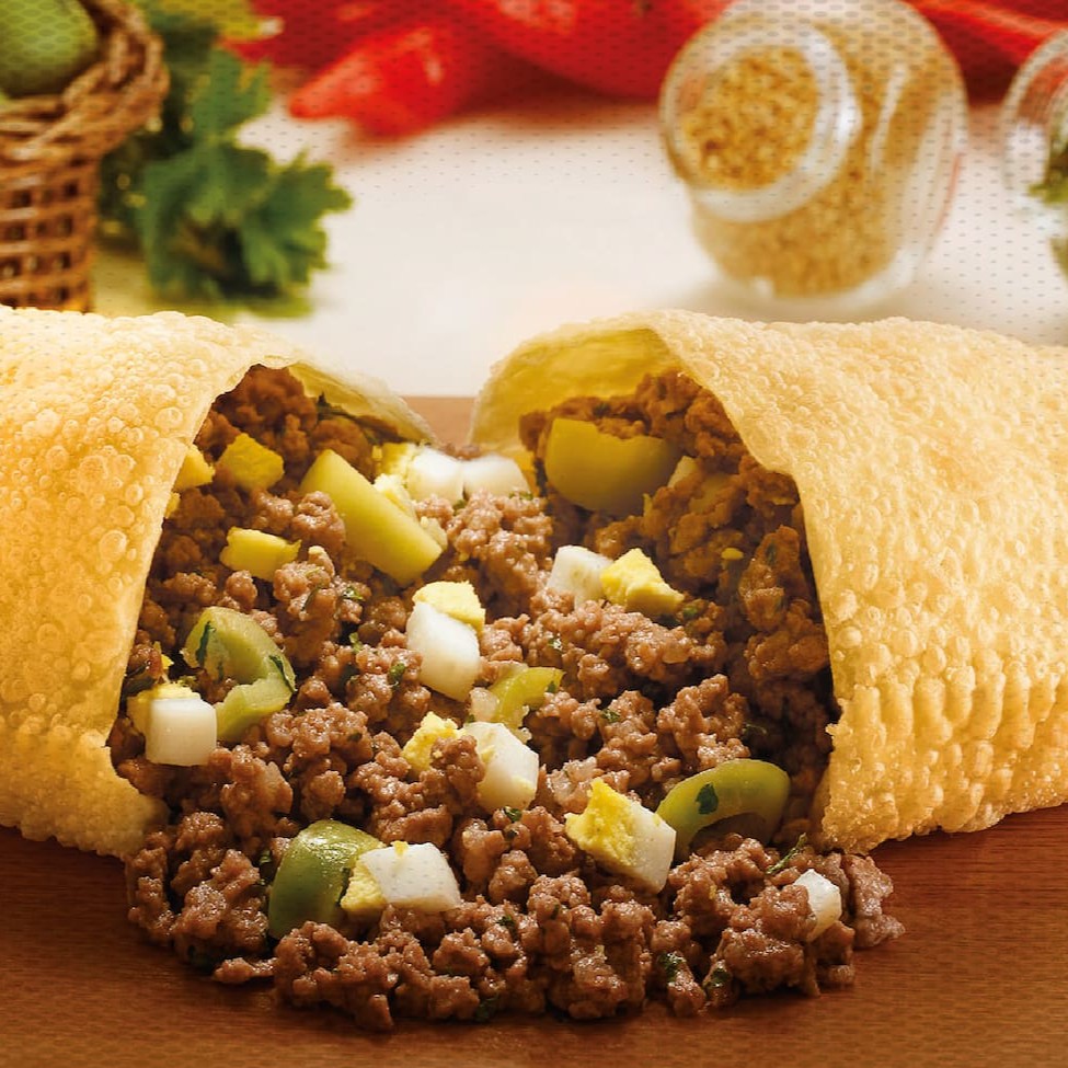 Deliciosa massa crocante recheado de nossa carne moída suculenta, ovo e azeitona Tamanho 20 x 9,5 Cm