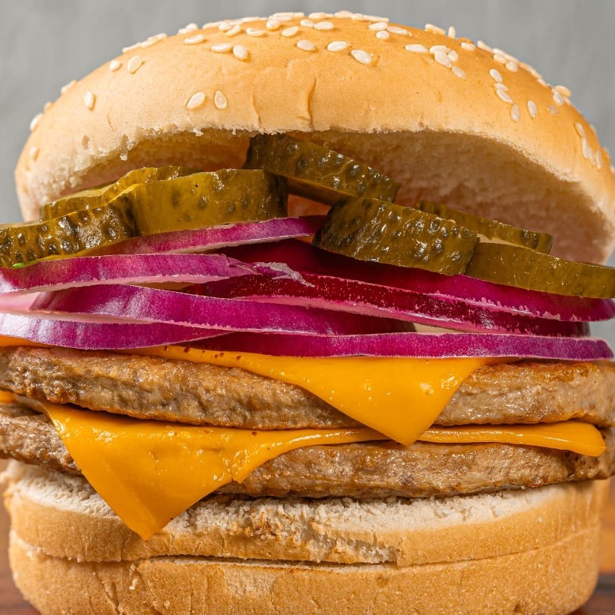 2 Carnes, 2 Queijos, Picles, Cebola Roxa. (Escolha seu molho).