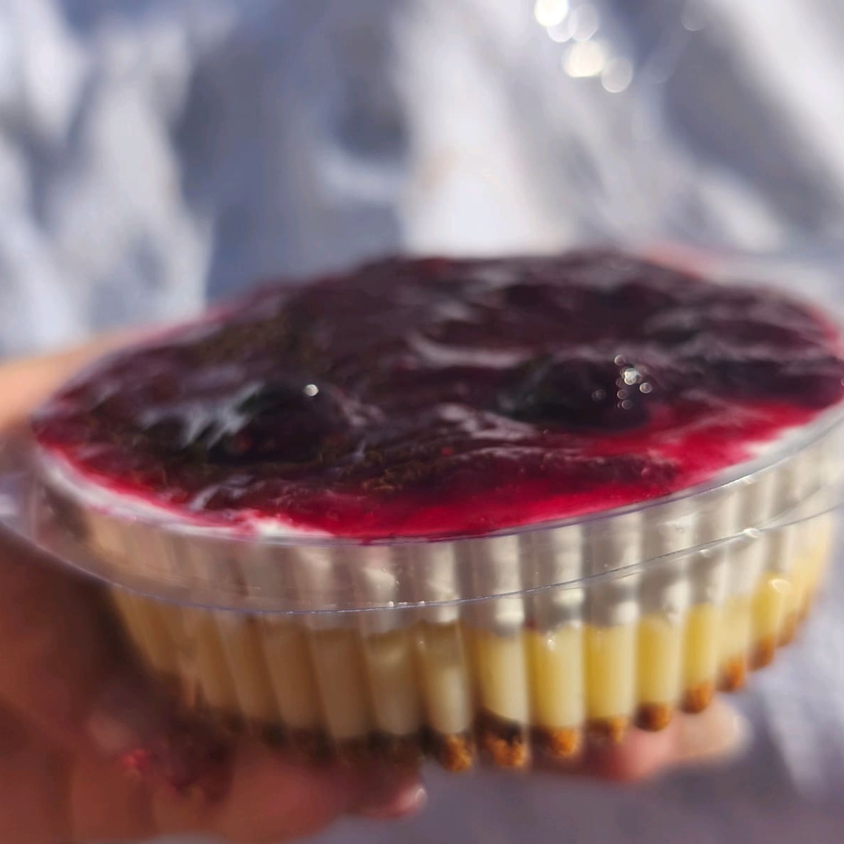 Farofa de biscoito crocante,brigadeiro de Ninho ,mousse de Ninho e geleia de frutas vermelhas .