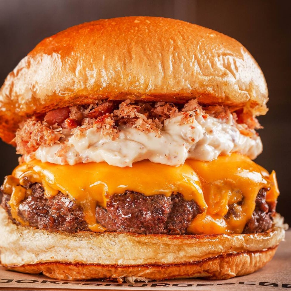 Blend 150g, Queijo Cheddar ou Prato, Farofa de Bacon, maionese de bacon, no Pão de brioche amanteigado.