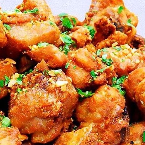 Delicie-se com nosso 'Frango à Passarinho', cuidadosamente cortado e habilmente frito até atingir a crocância perfeita, e servido com alho torrado, que proporciona um toque aromático e saboroso ao prato. Para completar este combo, aproveite uma refrescante Coca-Cola de 350ml. O equilíbrio perfeito entre o sabor robusto do frango e a doçura da Coca-Cola. Uma combinação irresistível!