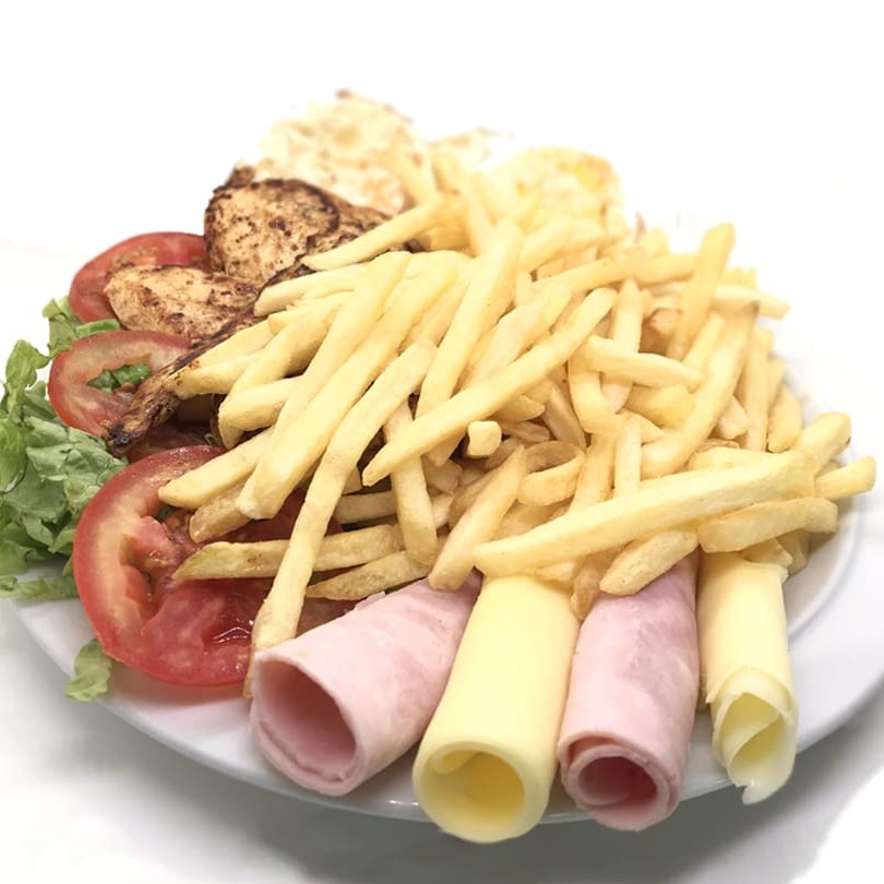 2 pães de forma, 2 ovos fritos, 2 fatias de queijo prato, 2 fatias de presunto, alface, tomate, muita batata-frita, 2 filés de Frango.