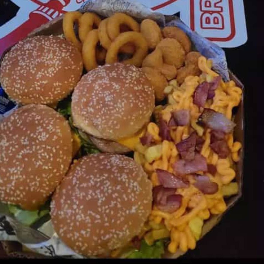 Apresentamos o incrível 'Quarteto Supremo para 4 pessoas + refrigerante 1,5l', um destaque na nossa categoria 'Combo na Caixa e Petiscos'. Este prato esplêndido traz uma combinação perfeita de batatas fritas crocantes cobertas com bacon, calabresa e cheddar cremoso, nuggets tenros e anéis de cebola dourados. Além disso, inclui quatro dos nossos aclamados hambúrgueres 'Londres', preparados com pão