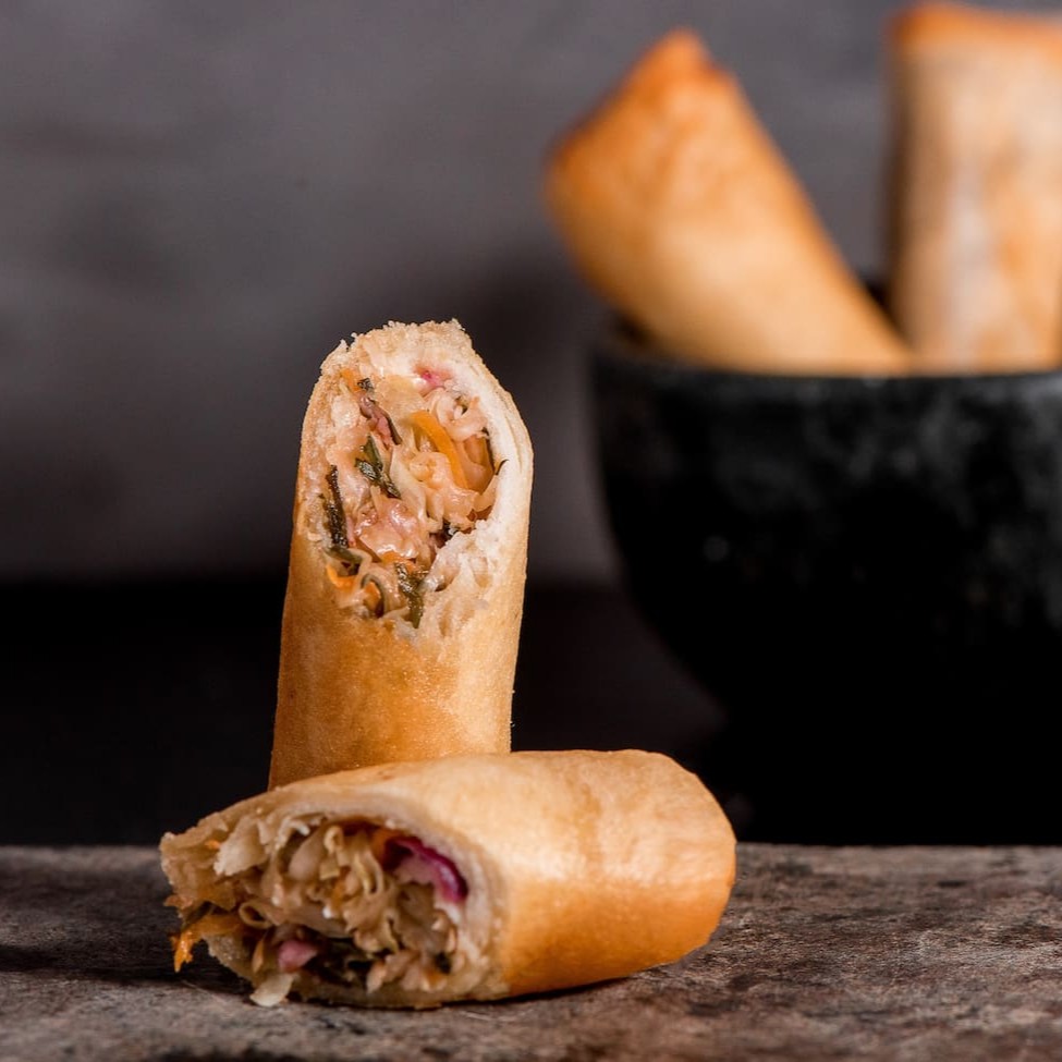 Rolinho primavera recheado com repolho roxo, repolho verde, cenoura e acelga.