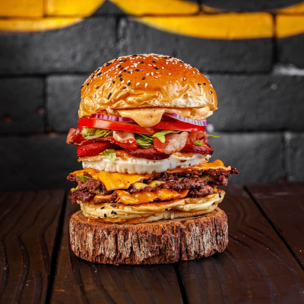 Resolvemos homenagear o nosso famoso “podrão”. Que antes do artesanal se tornar febre, era o que salvava a gente da famosa larica . Quem nunca sentou em um trailer do bairro, e lançou aquele X-Tudo?  E com isso, lançamos o nosso Podrão com sabores de lembrança e a experiência Fire House.  X-Tudão Da Fire ️  Pão brioche Salada de alface e tomate 3 smashs 90g Queijo cheddar fatia Queijo prato fatia  Ovo Bacon em fatia Calabresa Molho billy e Jack