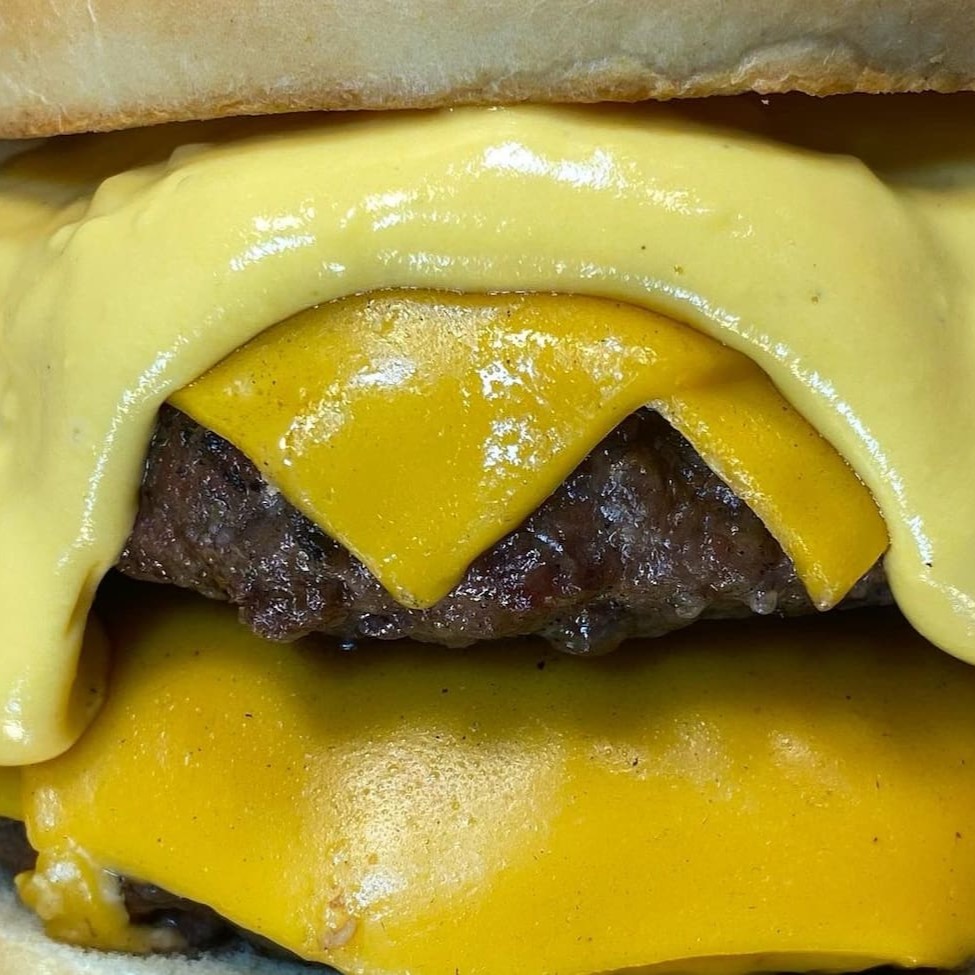 Esse Burger é feito com pão brioche tradicional. Fizemos essa linha pensando em vc que não gosta de pão de alho. Esse duplo cheese é para quem é esfomeado de verdade. Vai com 4 folhas de cheddar e creme de cheddar também(American Cheese). Só pede se estiver com fome de verdade.