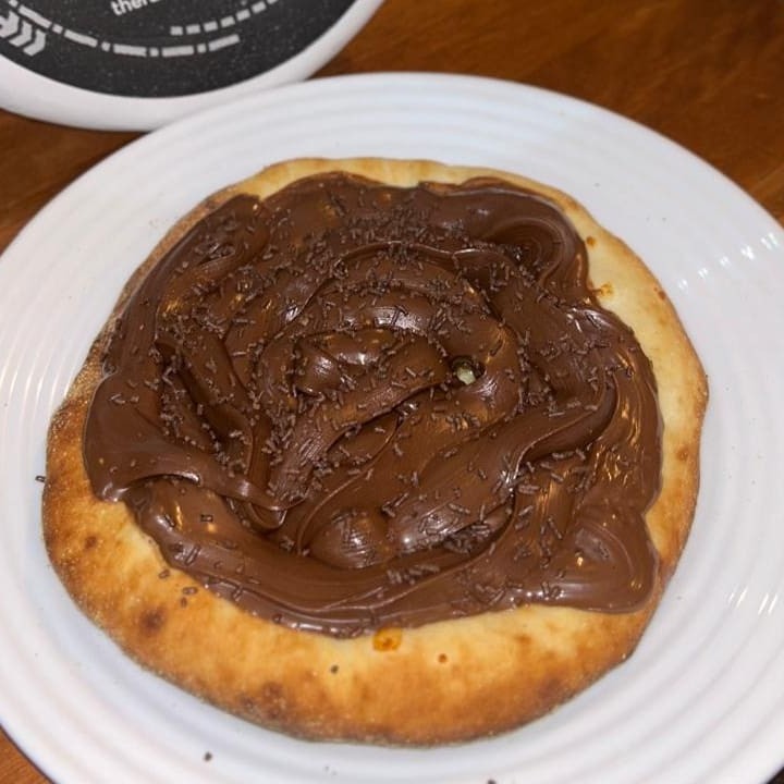 Queijo muçarela,chocolate ao leite e granulado. Tamanho: 20 cm.