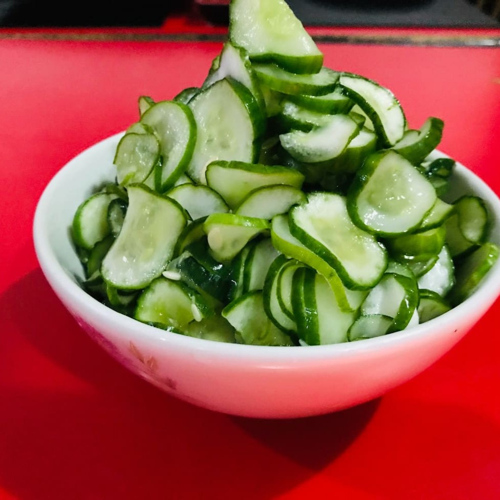 Pepino cortado em rodelas bem finas, kani e gergelim