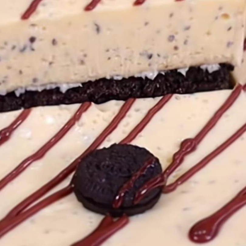 Base de biscoito de chocolate e mousse de maracujá, enfeite de biscoito com chocolate