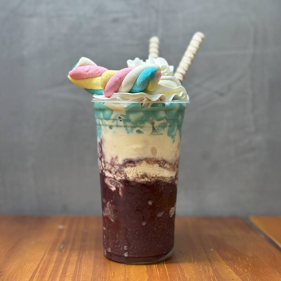 Açaí com recheio de creme Blue Ice e marshmallow. Uma combinação refrescante e cremosa que tem conquistado todos com seu sabor único!