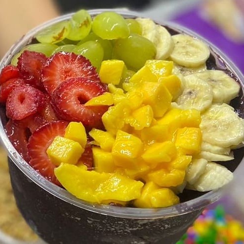 Açaí no pote com direito a complementos e frutas : MORANGO , BANANA , MANGA E UVA