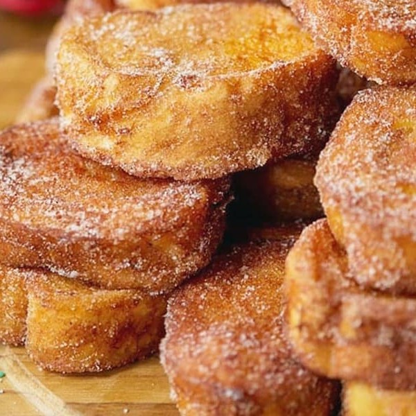 Deliciosa rabanada fresquinha preparada no Dia pela Quebra Galho.