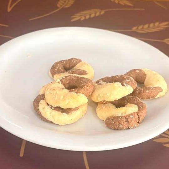 A combinação perfeita entre doçura e cremosidade!  Rosquinha macia e dourada, recheada com um delicioso creme de baunilha e coberta com chocolate derretido que forma uma camada lisa e brilhante. Um clássico irresistível para acompanhar o café ou adoçar o Dia.  Feita artesanalmente, com ingredientes frescos e aquele sabor caseiro que derrete na boca.  • Ingredientes principais: farinha de trigo, ovos, leite, açúcar, manteiga, chocolate e creme de baunilha. • Diferencial: massa leve e sabor equilibrado, com cobertura de chocolate de alta qualidade e recheio cremoso feito na casa. • Alergênicos: contém glúten, leite e ovos. Pode conter traços de soja.