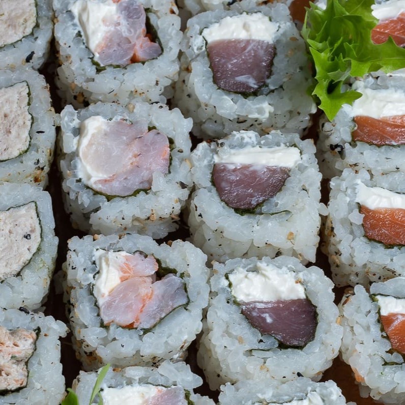 Enrolado com arroz por fora, gergelim ao redor, alga nori por dentro e com recheio a sua escolha.   Opções:  Uramaki boston (5 unid) Uramaki atum (5 unid) Uramaki atum supreme (5 unid) Uramaki califórnia (5 unid) Uramaki california veg (5 unid) Uramaki camarão (5 unid) Uramaki vega (5 unid) Uramaki yoshi (5 unid) Shake lemon (5 unid) Ebiten (5 unid.) Uramaki salmão crunch (5 unid) Uramaki mix de Cogumelos (5 unid) Uramaki skin (5 unid) Uramaki salmão (5 unid)
