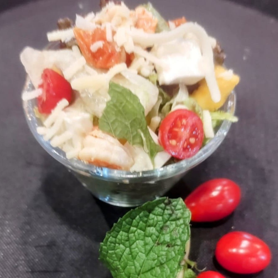 Apresentamos a '312-Mini Salada Executiva', uma verdadeira obra-prima gastronômica da categoria 'Mini Refeições'. Este prato é um espetáculo de cores e sabores, com uma mistura perfeita de alfaces americana, roxa e crespa, unidas à doçura exótica da manga. Os tomates grape adicionam um sabor adocicado e suculento, enquanto a hortelã fresca infunde um aroma refrescante. A presença do queijo Minas celebra a tradição culinária mineira e o queijo parmesão acrescenta um toque salgado e intenso. O grand finale fica por conta dos camarões, que conferem uma sofisticação especial e um irresistível sabor marinho. Uma salada equilibrada, completa e ideal para quem busca uma refeição leve, mas cheia de personalidade e sabor. Na embalagem de 500g