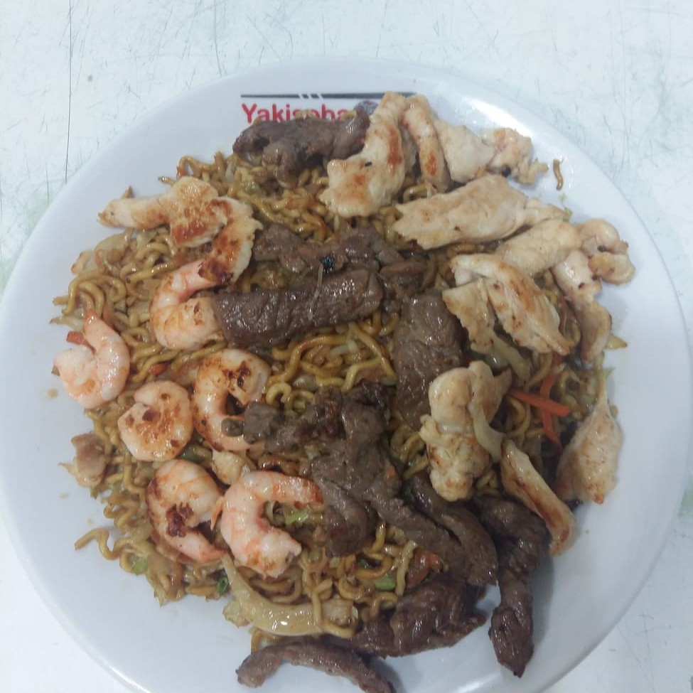 Repolho, cenoura, molho especial, carne, frango, camarão e calabresa