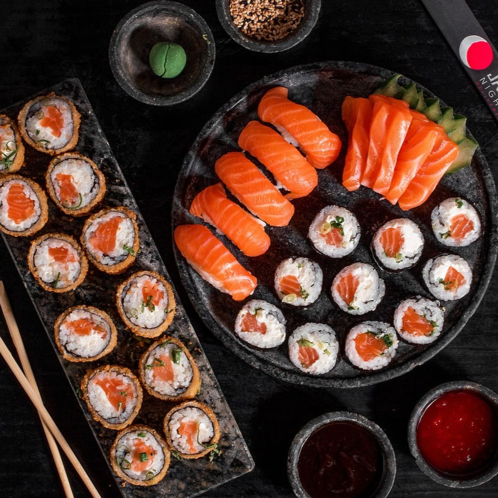 5 sushi salmão + 5 sashimi salmão + 12 filadélfia + 12 hot filadélfia
