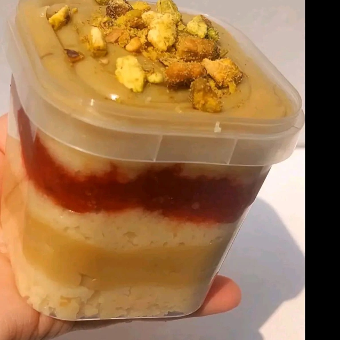 Massa molhadinha com recheio de Pistache, geladeira de morango e crocante de pistache..