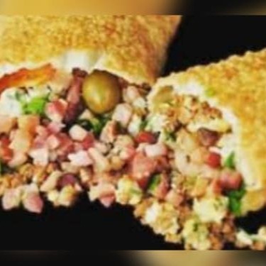 Proteína: carne ou frango. Ingredientes: Calabresa, presunto, bacon, mussarela, ovos de codorna, coentro, salsa , pimentão. Cebola, tomate, azeitona, passas, milho, ervilha e orégano. Molho: Cream cheese, Catupiry ou cheddar.
