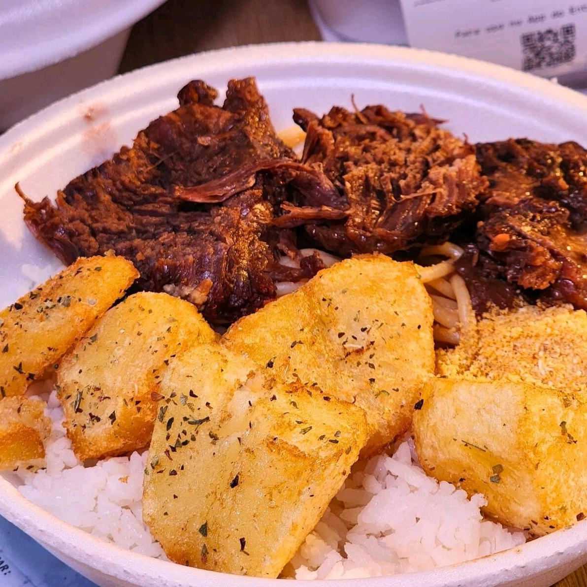 Aprecie essa suculenta carne assada na pressão incrivelmente macia e temperada à perfeição com especiarias caseiras. Acompanhada de batatas coradas, douradas e crocantes com arroz branco premium soltinho, macarrão espaguete al dente, feijão preto cremoso e farofa crocante sequinha! Serve Bem 1 Pessoa.