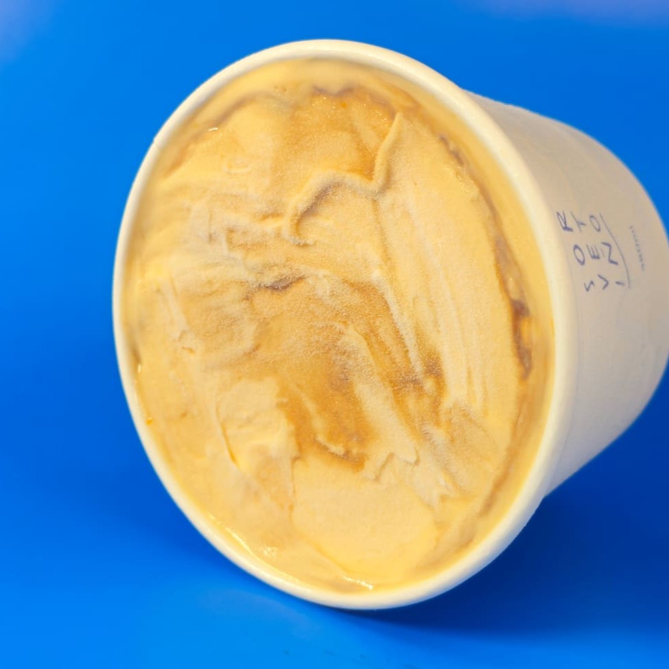 Um dos favoritos de todos os tempos! Sorvete produzido com nosso doce de leite feito na casa e que leva um toque amendoado e salgadinho da manteiga queimada. Delicioso!