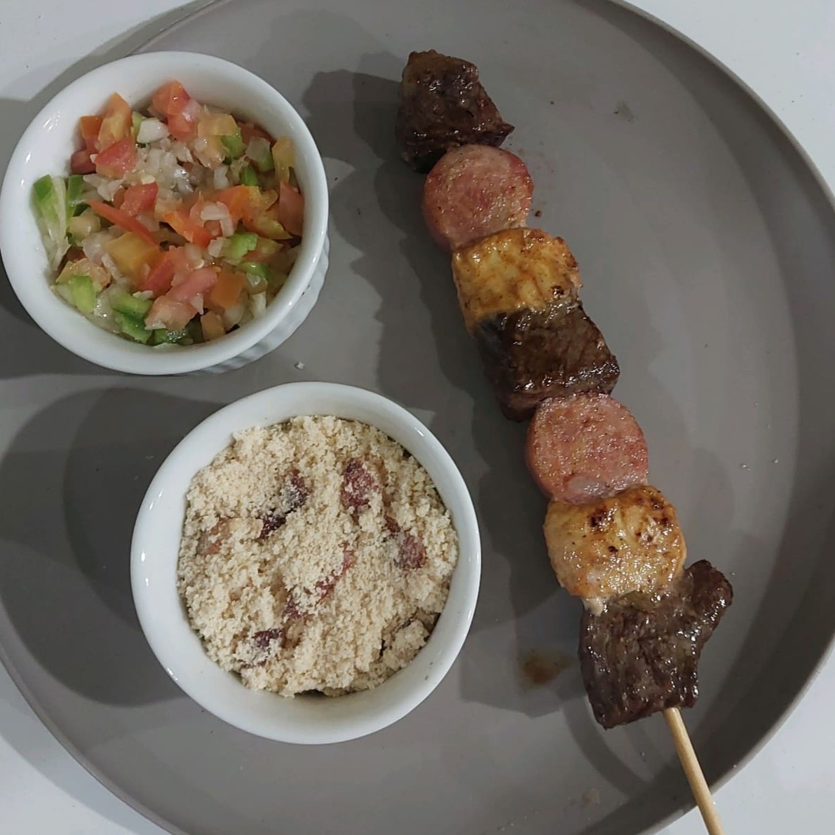 Espetinho misto com carne bovina, frango e linguiça, perfeito para quem não consegue escolher um só!